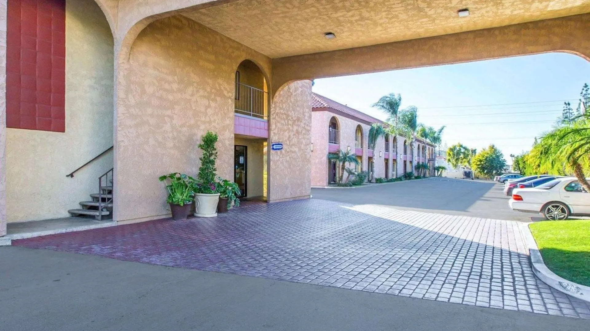 8 Smart Airport Hotels Near California Theater Worth Booking